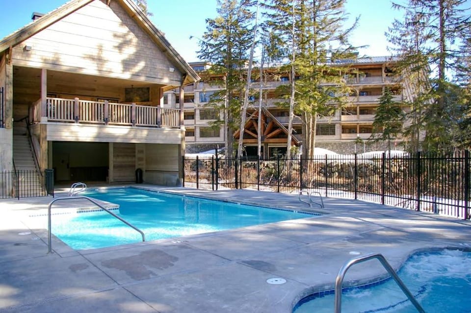 Luxury mountain condo withshared pool & hot tub patio & easy ski access House in Clackamas County