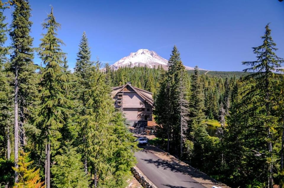Luxurious Collins Lake condo withupdated amenities shared pool & easy ski access House in Clackamas County