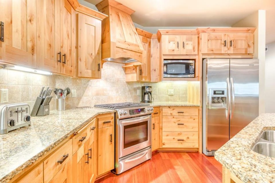 Luxurious Collins Lake condo withupdated amenities shared pool & easy ski access House in Clackamas County