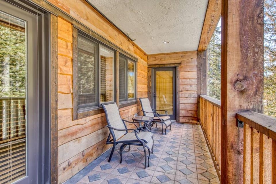 Stunning resort condo withluxury amenities shared pool & easy access to slopes House in Clackamas County