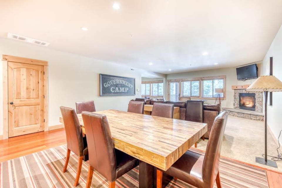 Stunning resort condo withluxury amenities shared pool & easy access to slopes House in Clackamas County