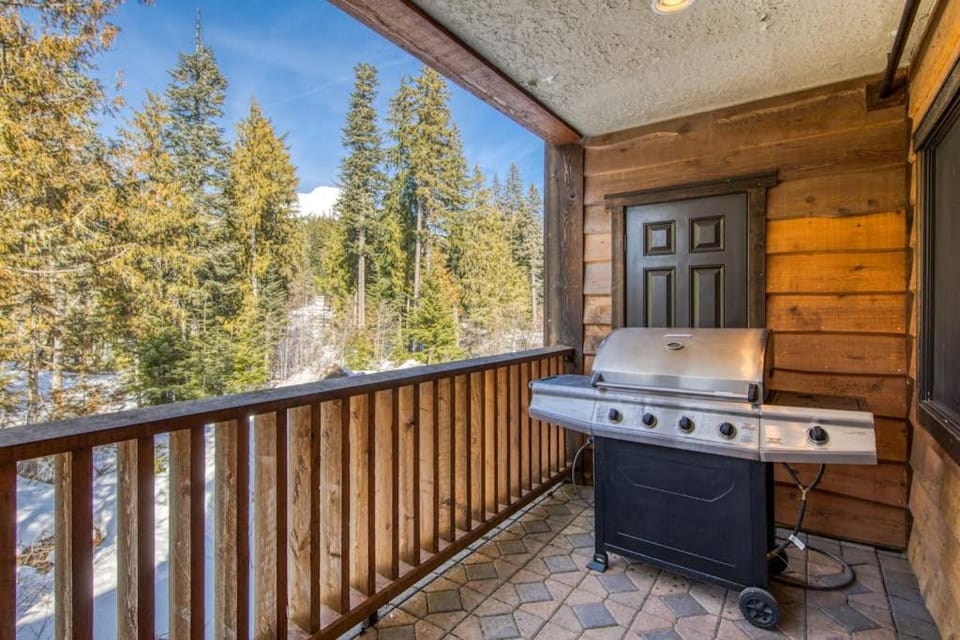 Stunning resort condo withluxury amenities shared pool & easy access to slopes House in Clackamas County
