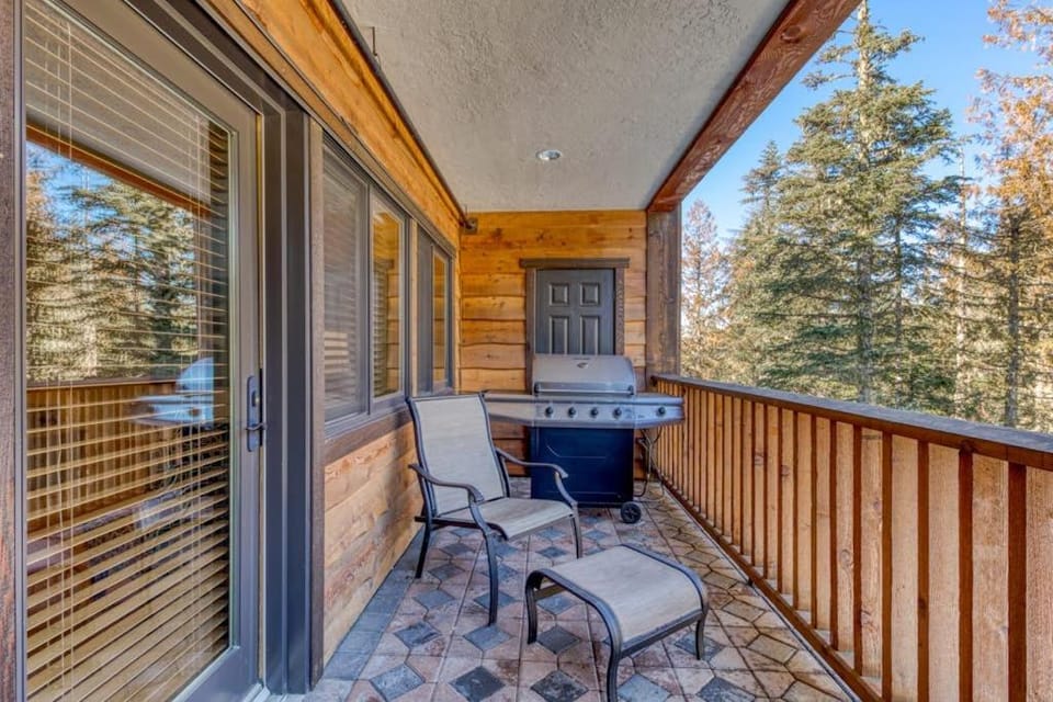 Luxury condo with gas fireplace updated amenities shared pool & hot tub House in Clackamas County