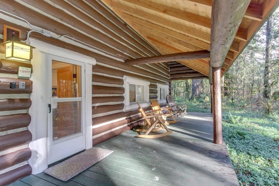 Restored log cabin with classic porch - near river trails hot springs & more Cabin in McKenzie River