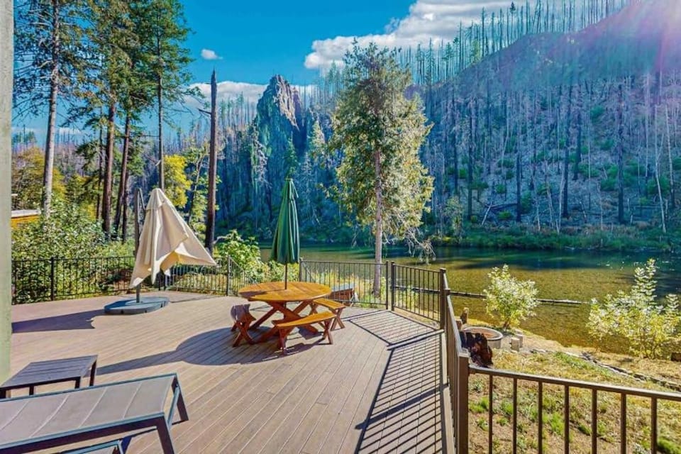 Fully rebuilt riverfront home with deck fireplace & W&D - dog-friendly House in McKenzie River