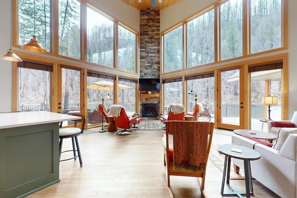Fully rebuilt riverfront home with deck fireplace & W&D - dog-friendly House in McKenzie River