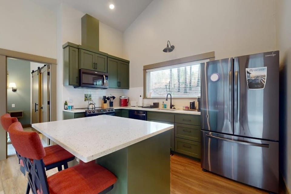 Amazing riverfront cabin with views deck firepit & grill - dog-friendly Cabin in McKenzie River