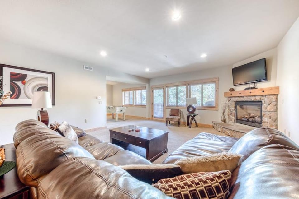 Luxurious Collins Lake condo with fireplace great views & shared pool & hot tub House in Clackamas County