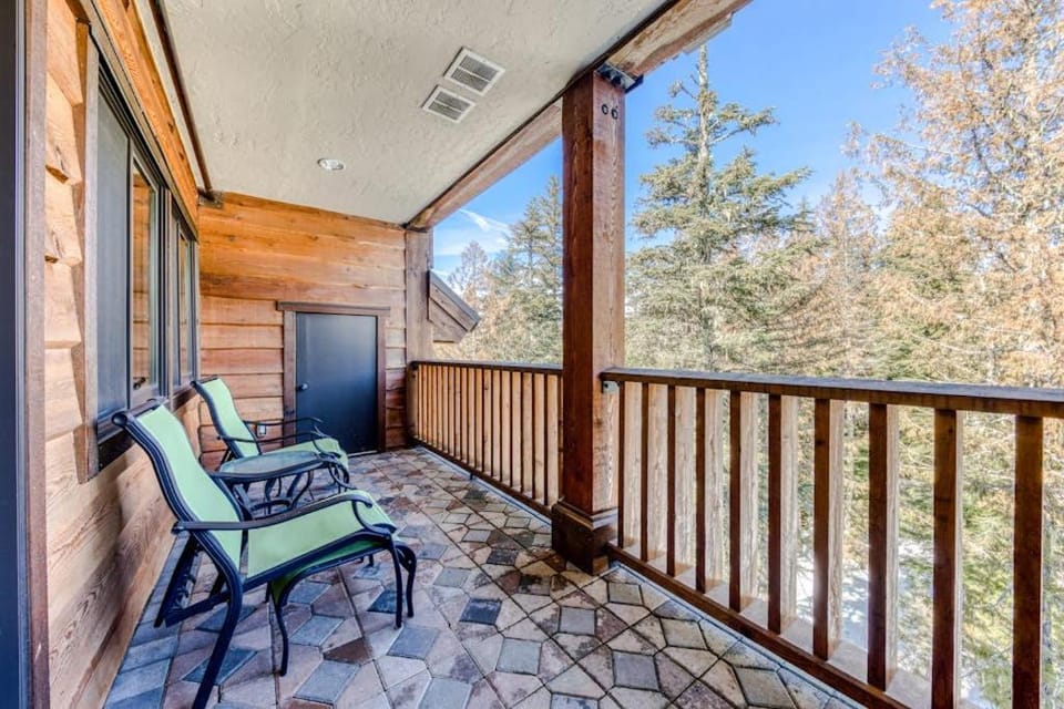 Luxurious Collins Lake condo with fireplace great views & shared pool & hot tub House in Clackamas County