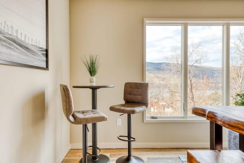 Modern mountain & river-view house with balcony deck gym and WiFi House in Mosier