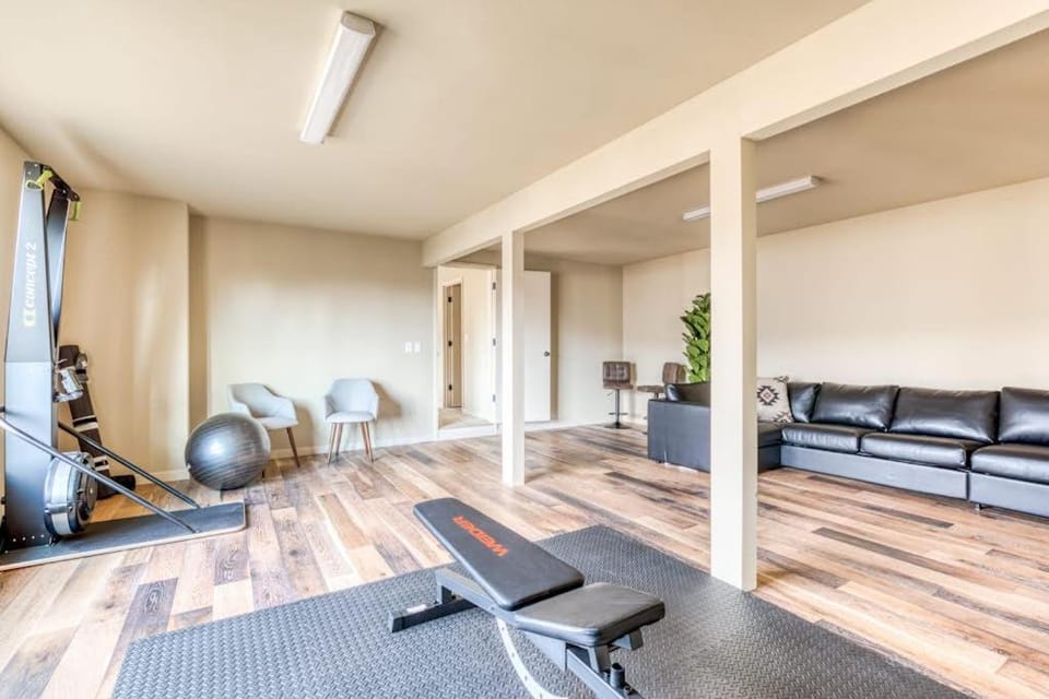 Modern mountain & river-view house with balcony deck gym and WiFi House in Mosier
