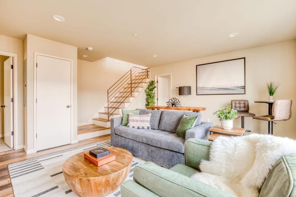 Modern mountain & river-view house with balcony deck gym and WiFi House in Mosier