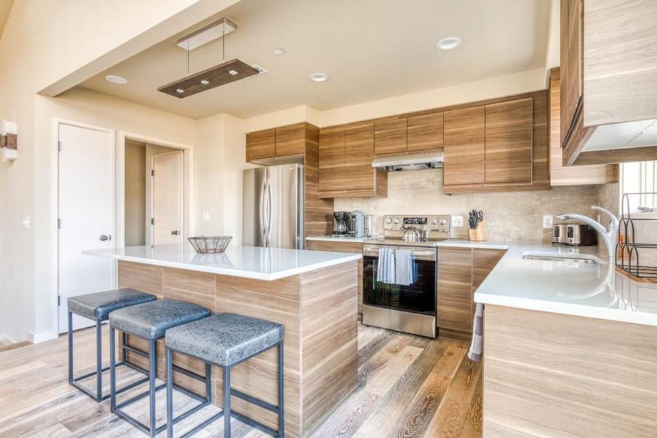 Modern mountain & river-view house with balcony deck gym and WiFi House in Mosier