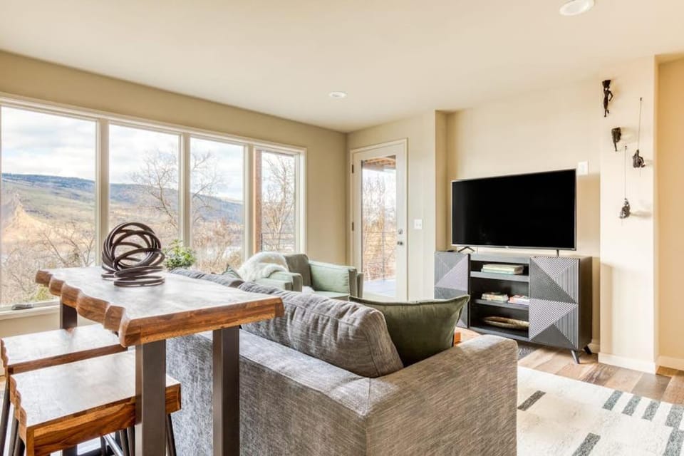 Modern mountain & river-view house with balcony deck gym and WiFi House in Mosier