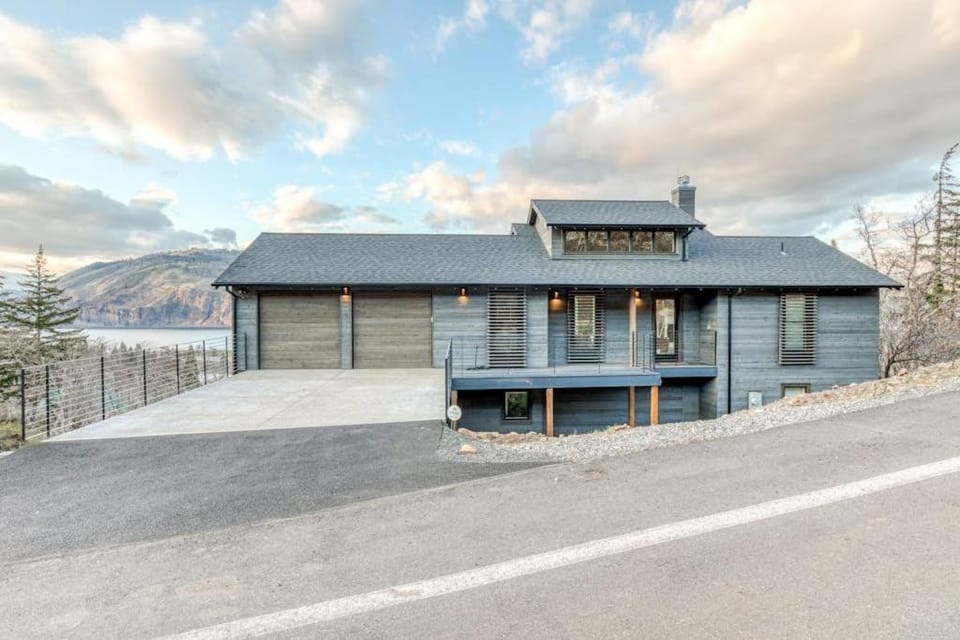 Modern mountain & river-view house with balcony deck gym and WiFi House in Mosier