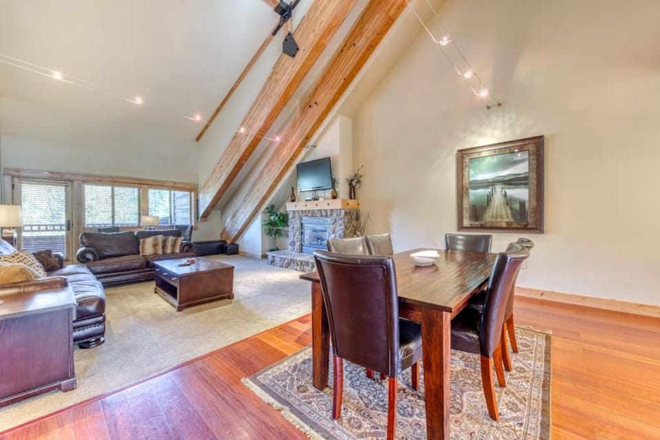 Luxury penthouse condo withshared pool hot tub & great mountain views House in Clackamas County