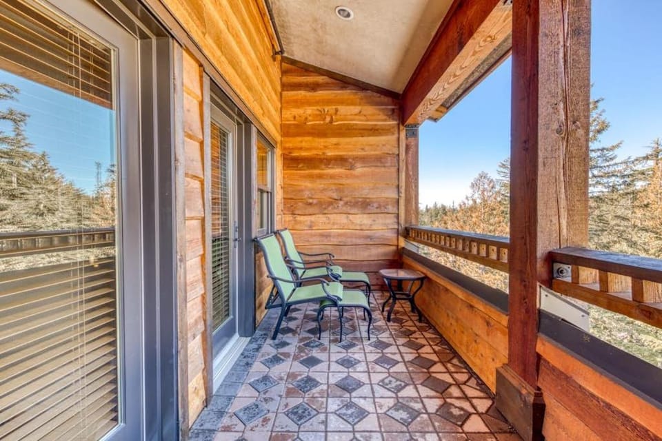 Luxury penthouse condo withshared pool hot tub & great mountain views House in Clackamas County