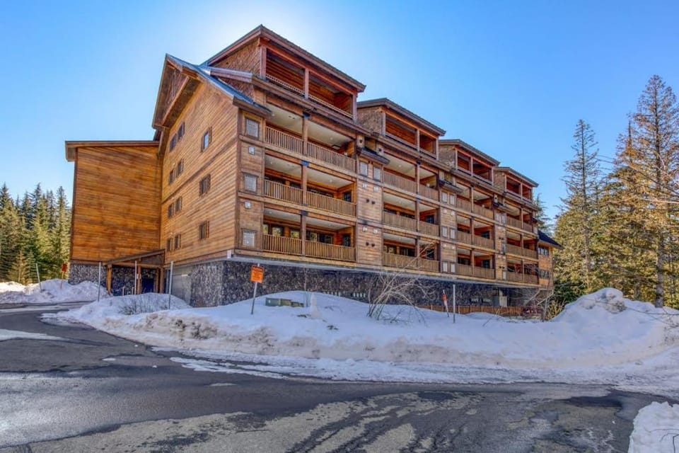 Luxury penthouse condo withshared pool hot tub & great mountain views House in Clackamas County