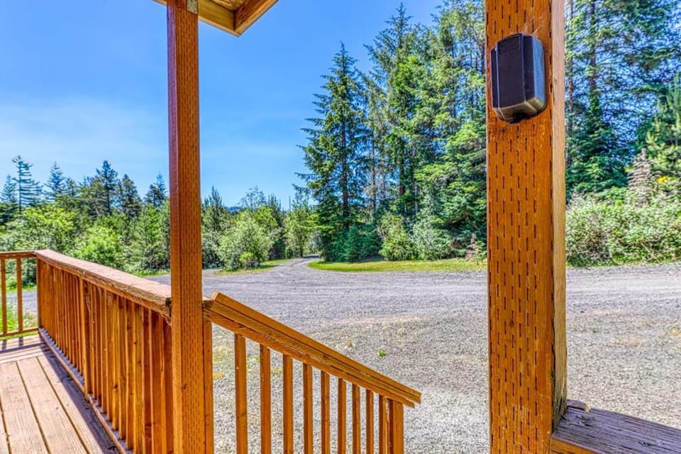 Secluded & comfortable dog-friendly home with deck plus ATV & boat parking House in Oregon