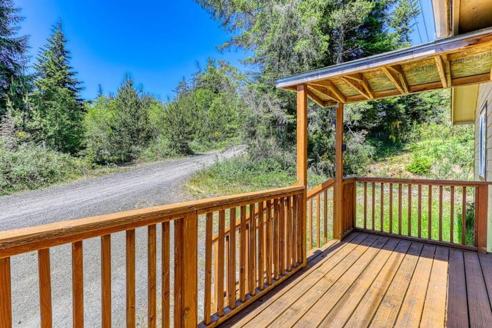 Secluded & comfortable dog-friendly home with deck plus ATV & boat parking House in Oregon