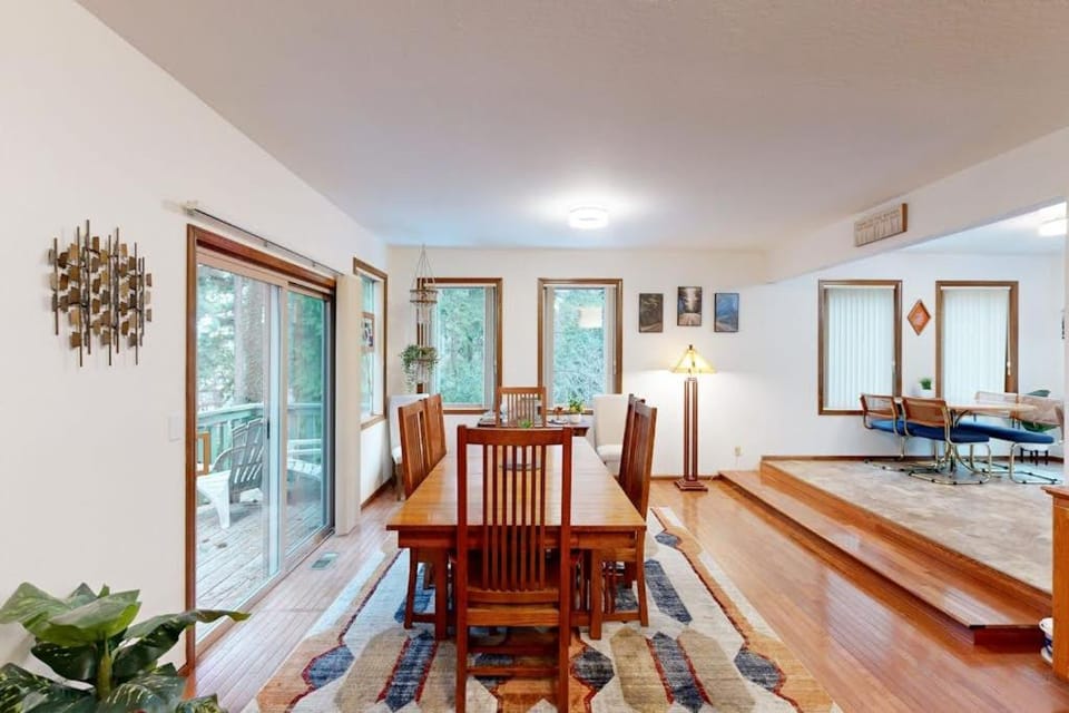 3-story home with private deck bar & entertainment room & W&D House in Coos Bay