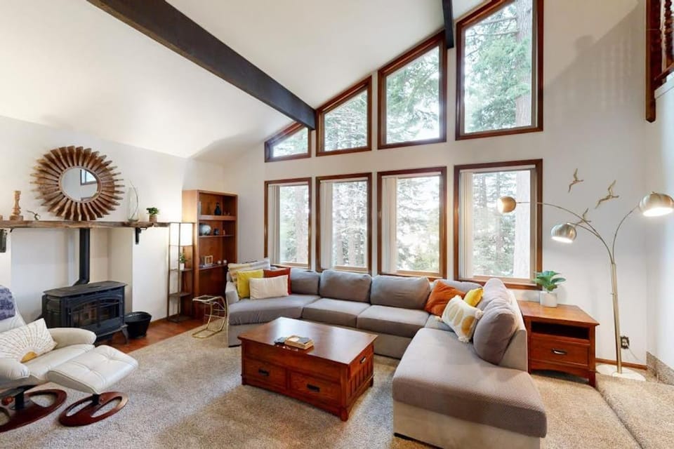 3-story home with private deck bar & entertainment room & W&D House in Coos Bay