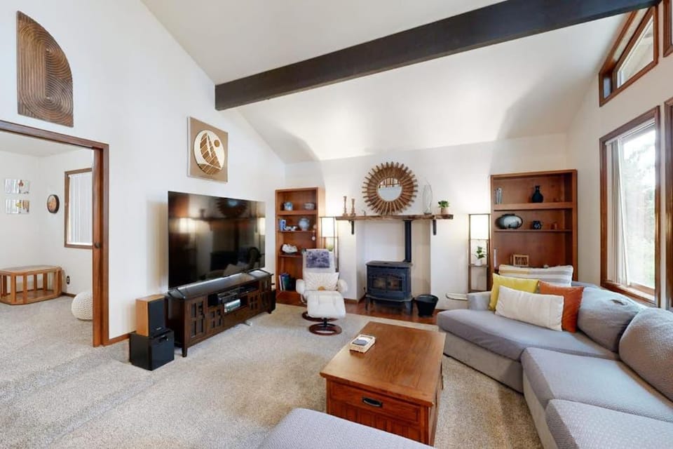 3-story home with private deck bar & entertainment room & W&D House in Coos Bay