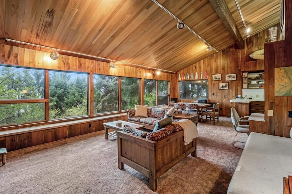 Classic woodland home with gorgeous setting great deck - 2 dogs OK House in Washington