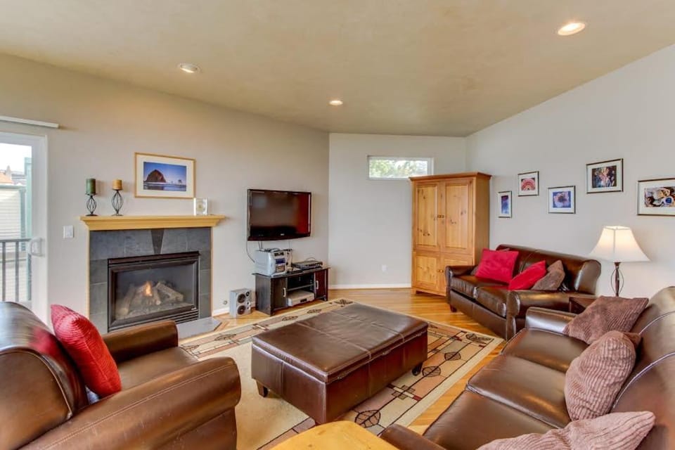 Walk to Oregon Coast Aquarium from this modern dog-friendly oceanview home House in Newport