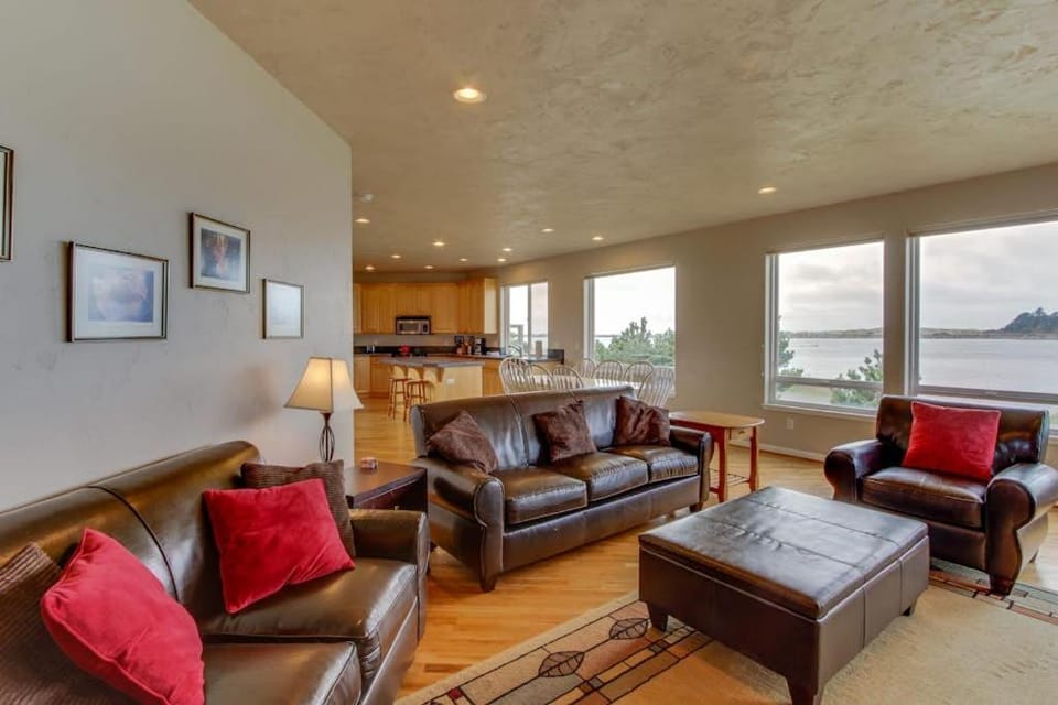 Walk to Oregon Coast Aquarium from this modern dog-friendly oceanview home House in Newport