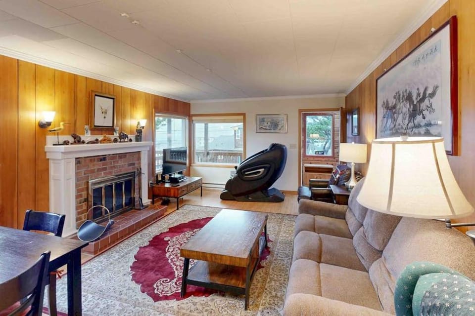 Comfy duplex with peekaboo ocean views private hot tub & easy beach access House in Newport