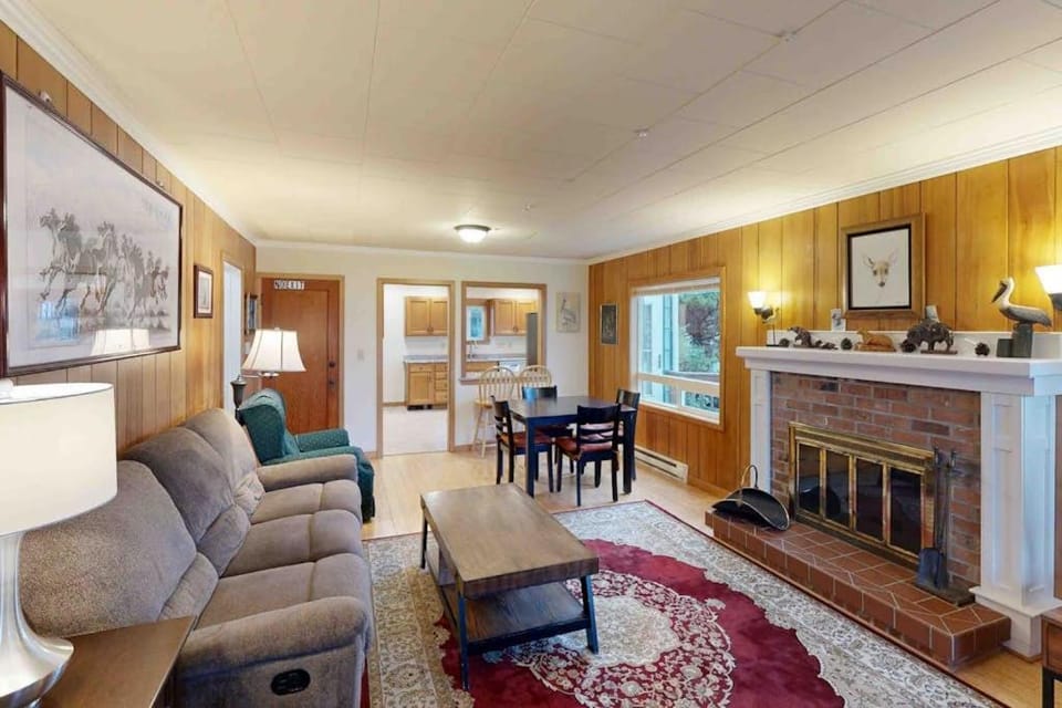 Comfy duplex with peekaboo ocean views private hot tub & easy beach access House in Newport
