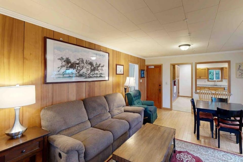 Comfy duplex with peekaboo ocean views private hot tub & easy beach access House in Newport