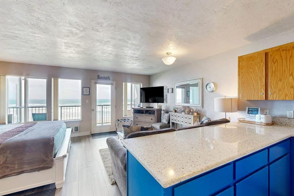 Modern oceanfront studio condo on Nye Beach with seasonal pool Apartment in Newport