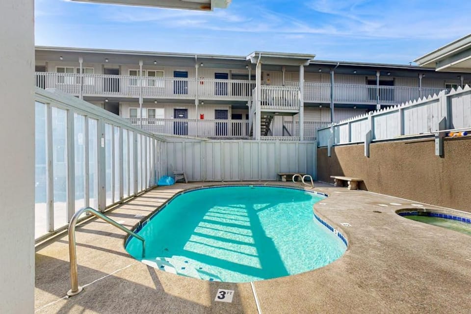 Modern oceanfront studio condo on Nye Beach with seasonal pool Apartment in Newport