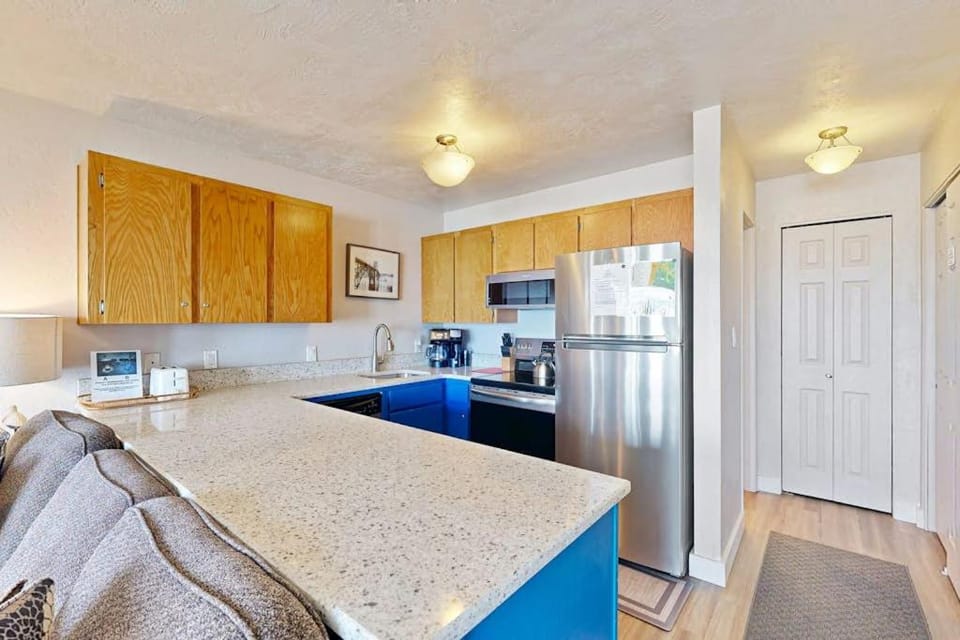 Modern oceanfront studio condo on Nye Beach with seasonal pool Apartment in Newport