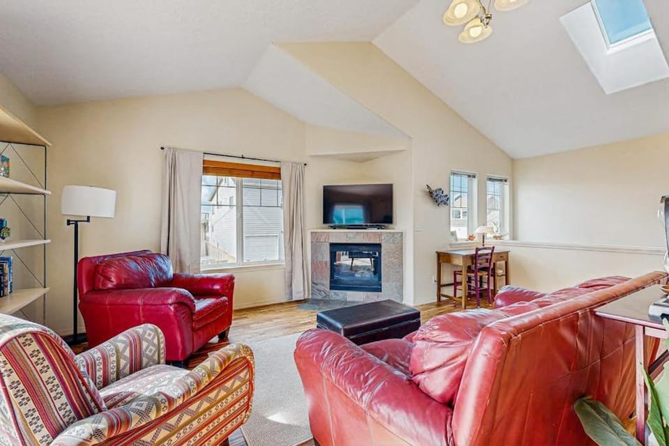 Dog-friendly home near the ocean with gas fireplace & partial water views House in Newport