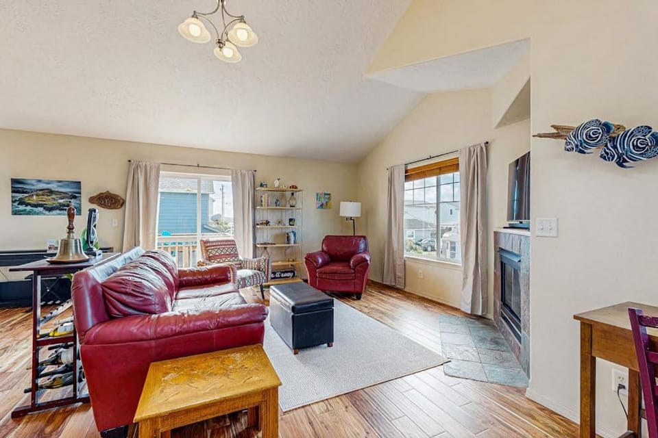 Dog-friendly home near the ocean with gas fireplace & partial water views House in Newport