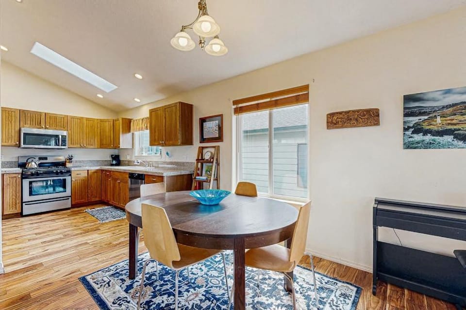 Dog-friendly home near the ocean with gas fireplace & partial water views House in Newport