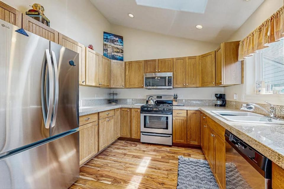 Dog-friendly home near the ocean with gas fireplace & partial water views House in Newport