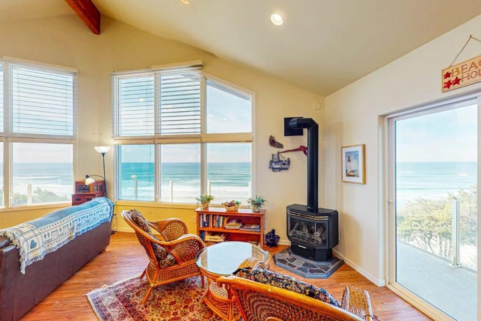 Oceanfront home with easy beach access and great location in town House in Newport
