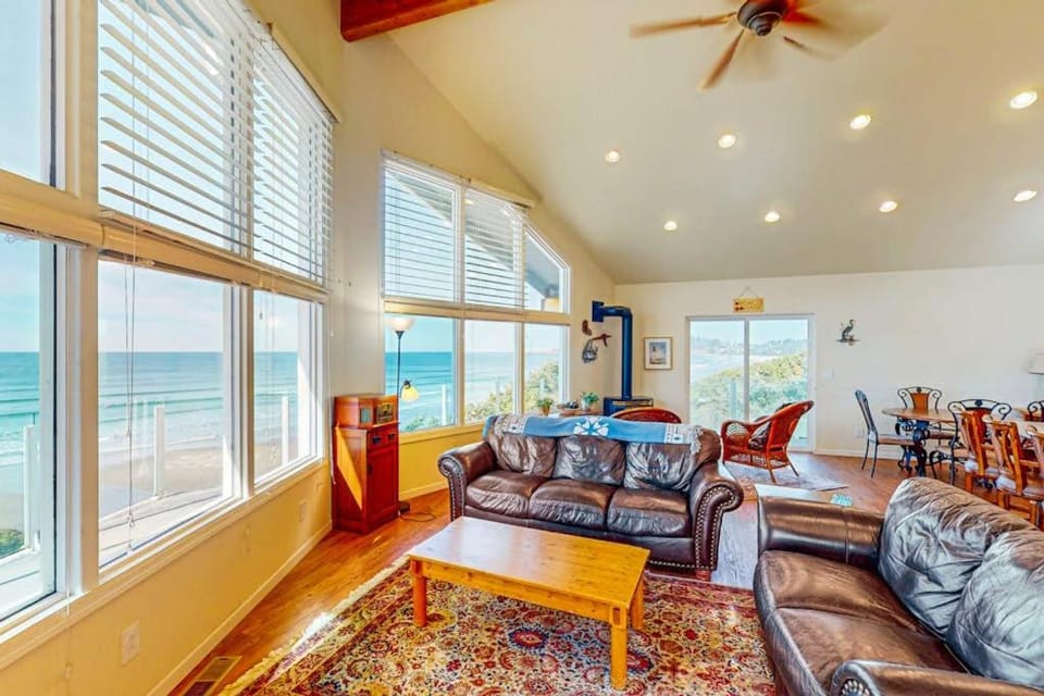 Oceanfront home with easy beach access and great location in town House in Newport