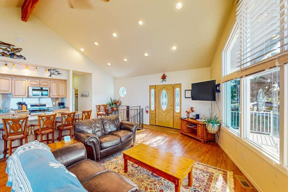 Oceanfront home with easy beach access and great location in town House in Newport