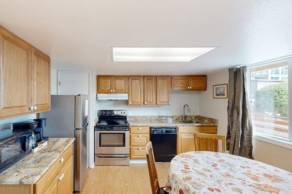 Dog-friendly duplex in the Heart of Nye beach near the beach & downtown House in Newport