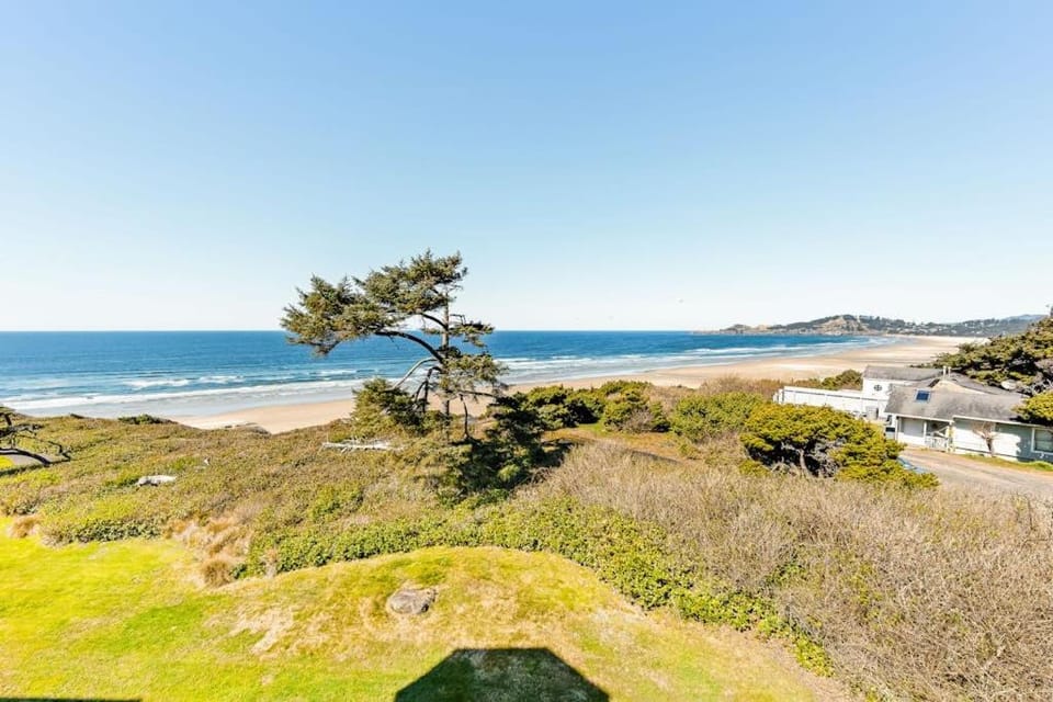 Oceanfront top floor condo with stunning views gas fireplace and grill House in Newport