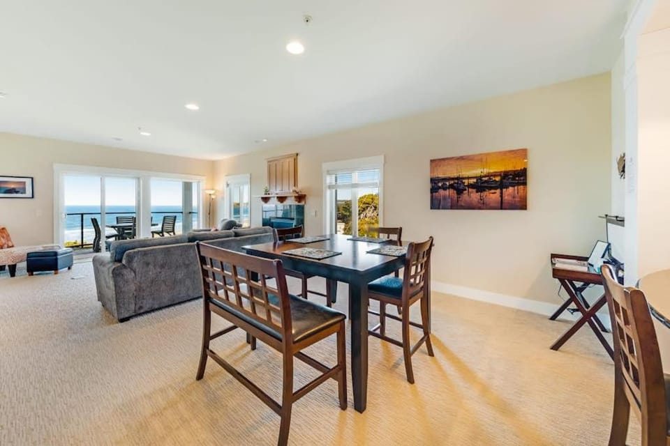 Oceanfront top floor condo with stunning views gas fireplace and grill House in Newport