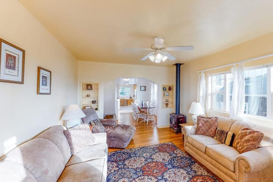 One block to the ocean & Nye Beach Sunny home with fireplace foosball & WiFi House in Newport