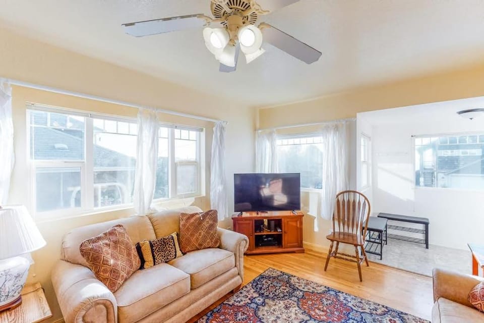 One block to the ocean & Nye Beach Sunny home with fireplace foosball & WiFi House in Newport