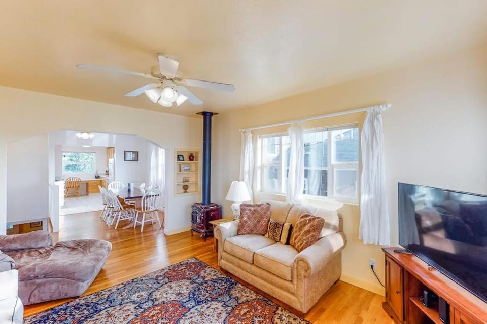 One block to the ocean & Nye Beach Sunny home with fireplace foosball & WiFi House in Newport
