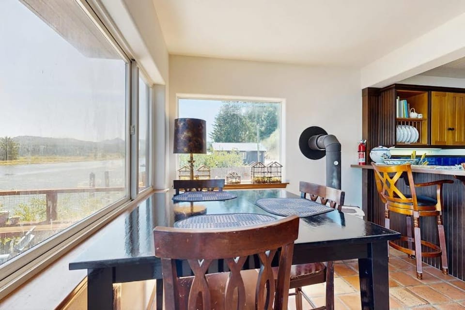 Delightful Riverfront House with Deck Gas Grill Washer & Dryer House in Nehalem